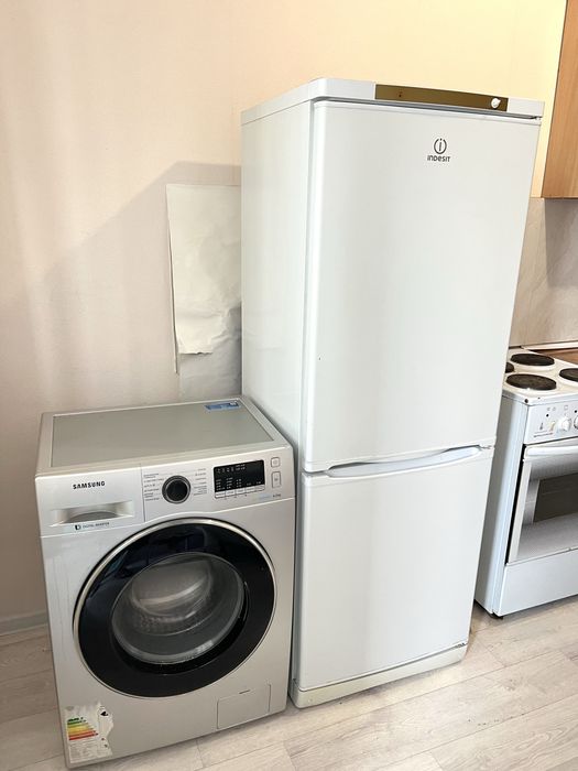 Продам Холодильник indesit