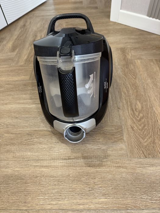 Пылесос Tefal  в черной расцветке