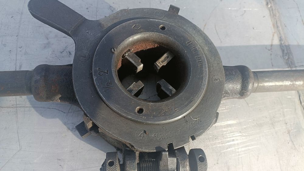 Клупп  для нарезки резьбы