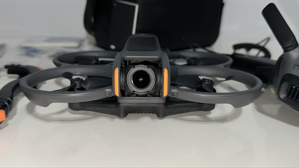 Drona Dji Avata 2 , 3 baterii, goggles 2 , RC motion 2