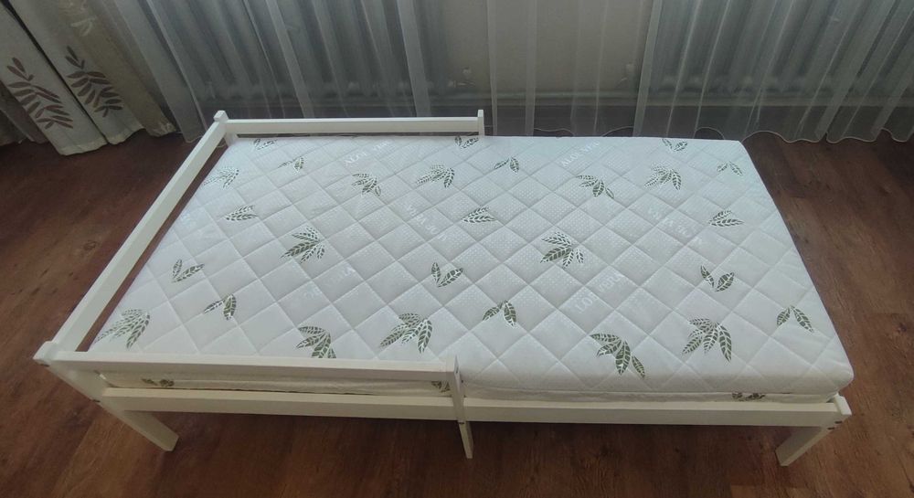 Кровать детская деревянная