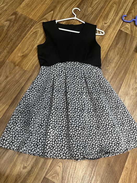 Продам вещи  платья , пальто