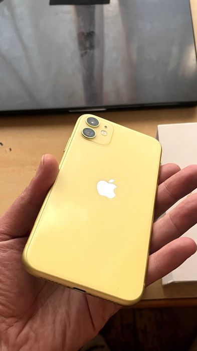 IPhone 11 желтый
