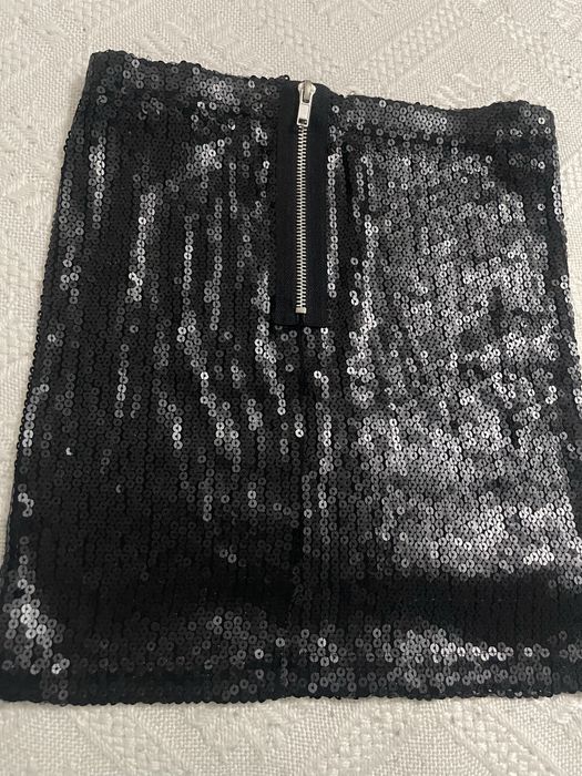 Fusta mini cu paiete poate fi purtata si ca top