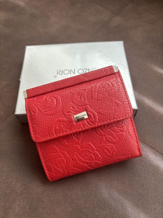 Малък червен портфейл от естествена кожа