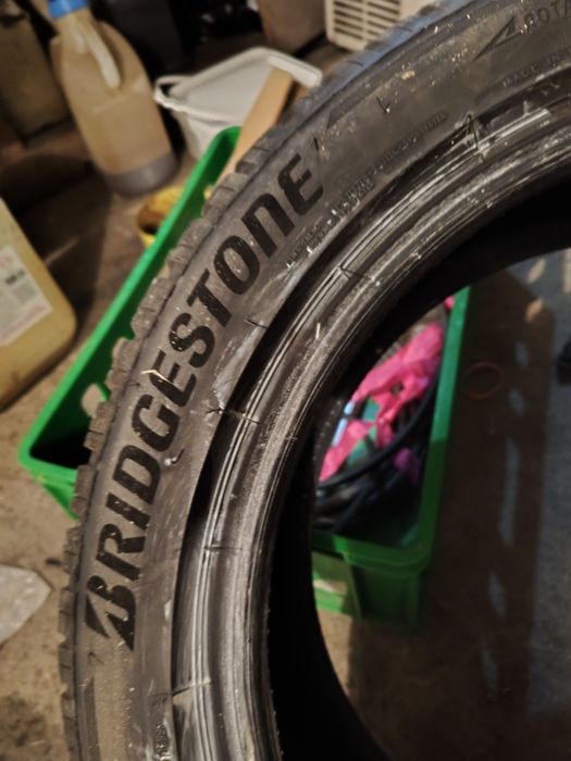 Гуми  225х45х18   bridgestone зимни  на  един сезон около 5000км са минати !