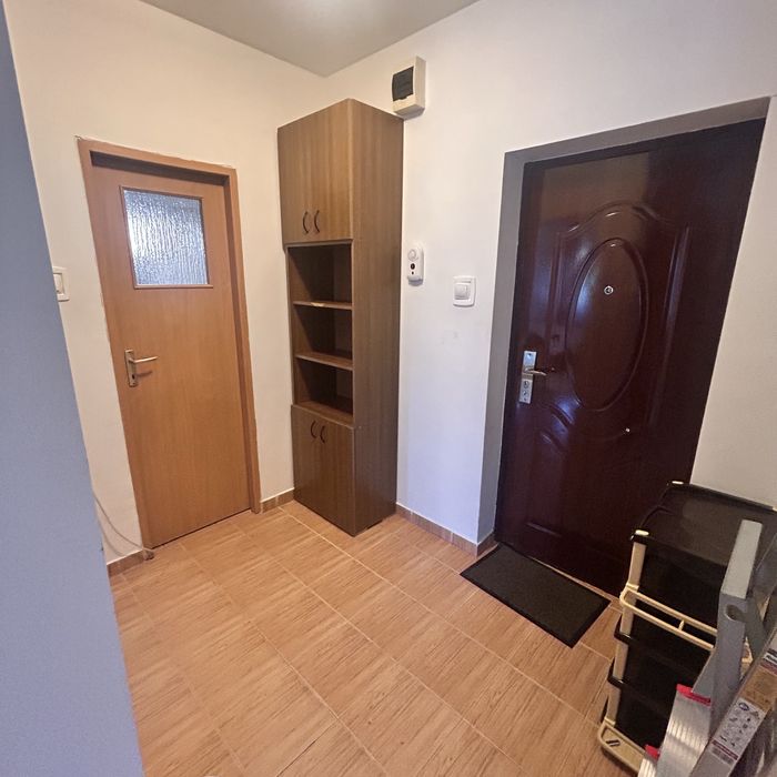 Vând apartament cu parcare proprie