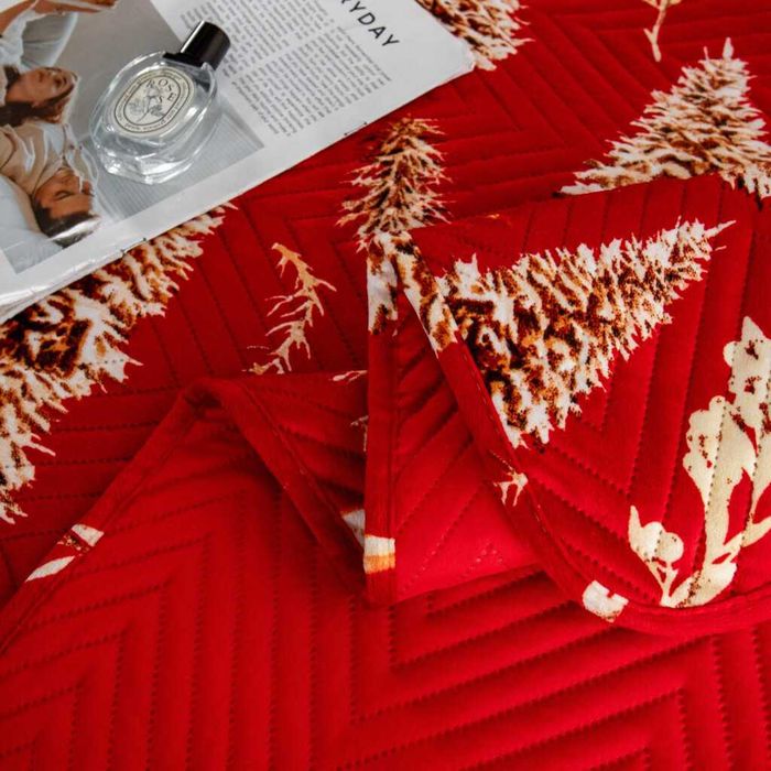 Коледна кувертюра с празнични мотиви – уют и стил за спалнята, червена