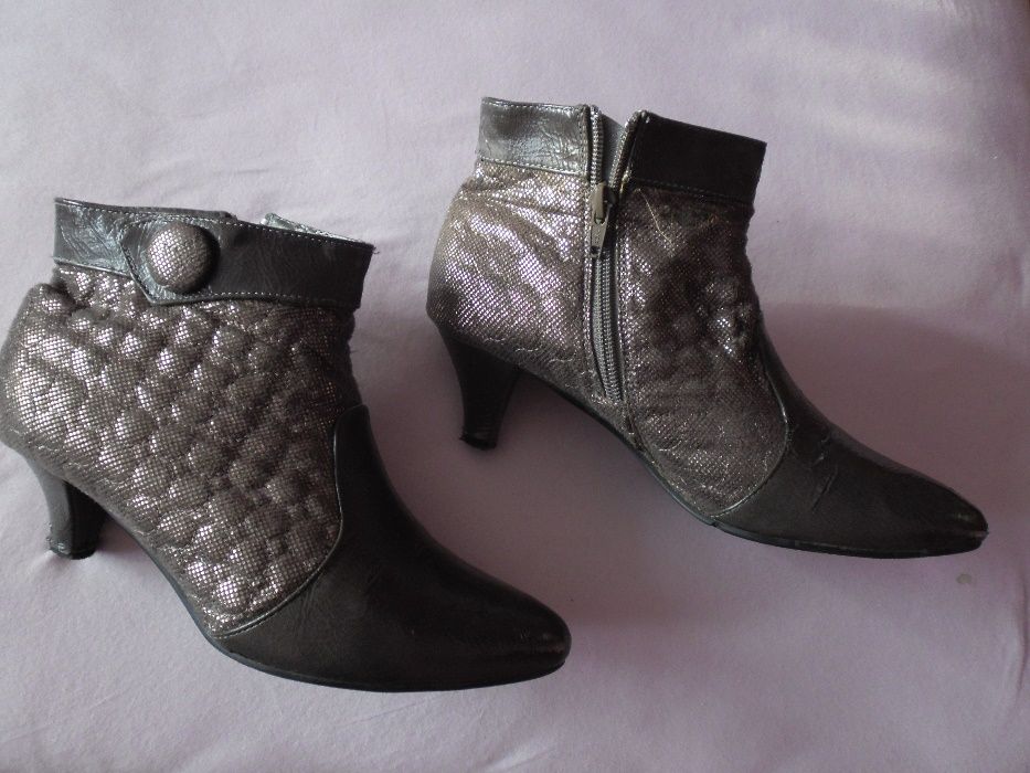 Дамски боти на ток в сиво