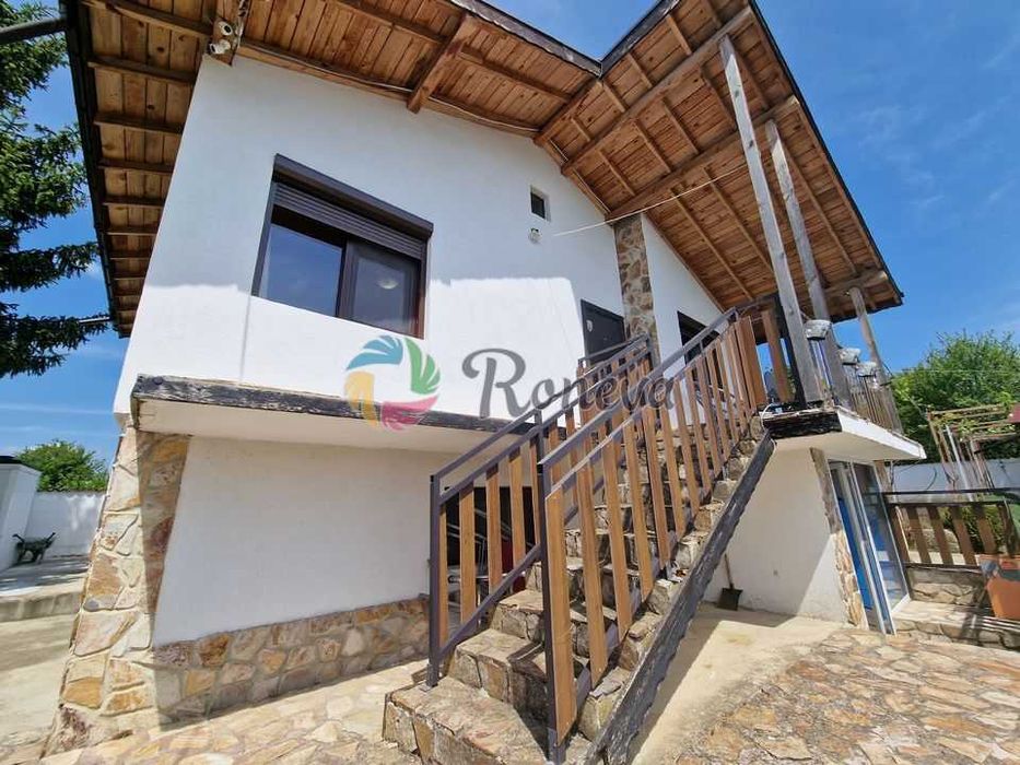 Малко имение с басейн в близост до язовир! Две паркоместа!