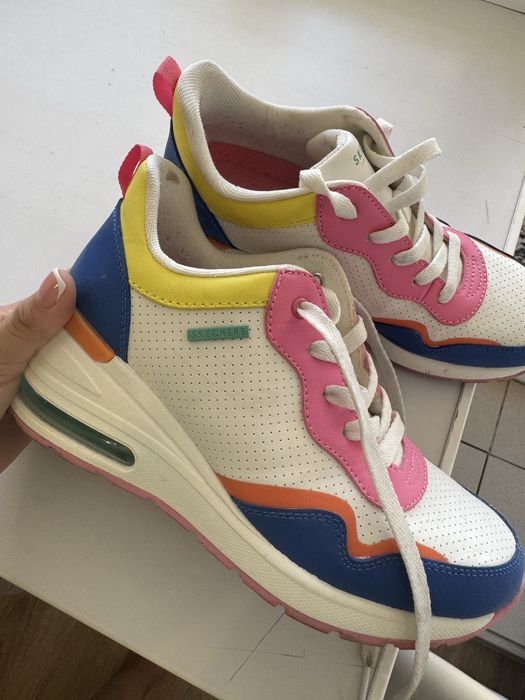 Продам кроссовки scechers