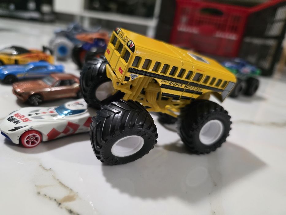 10 jucarii monster jam truck  si hot wheels