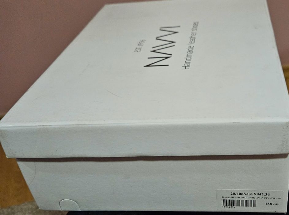 чисто нови необувани обувки navvi