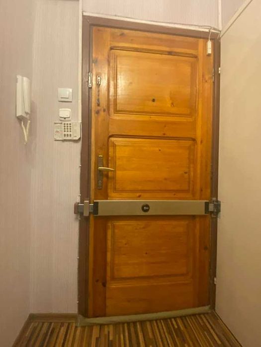 Продавам дървена входна врата (само крило, без каса).