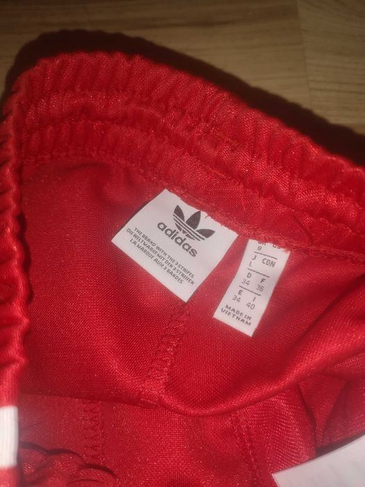 Червен екип Адидас