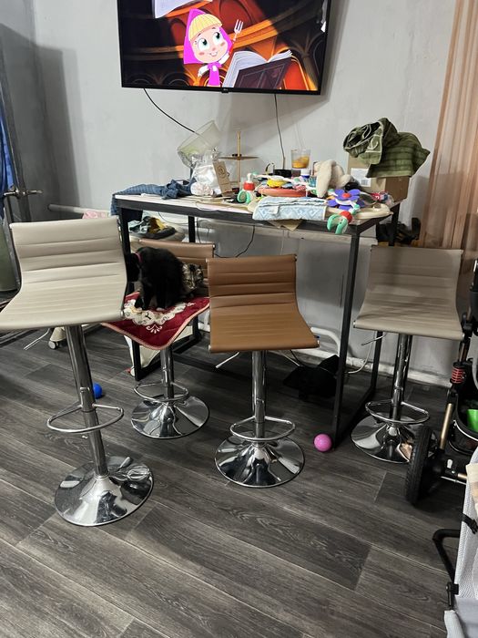 Барная стойка и 4 барных стула