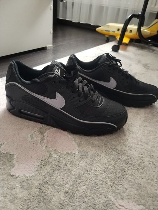 Vand adidasi noi nepurtati. Originali.