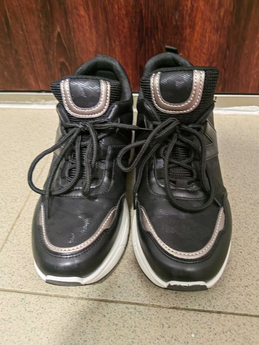 Черни маратонки с връзки