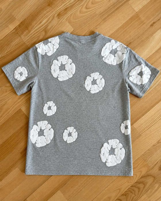 Tricou Denim Tears African Diaspora Goods Cotton Wreath gri, aplicații albe 3D, mărimea M, bumbac,