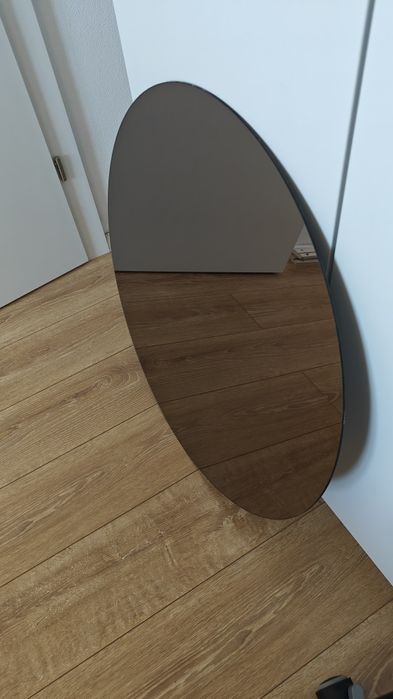 Se vinde oglindă rotundă, model trandafiriu/ușor fumurie, 69 cm. IKEA