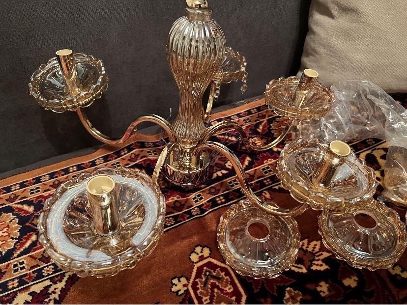 Люстра новая продам