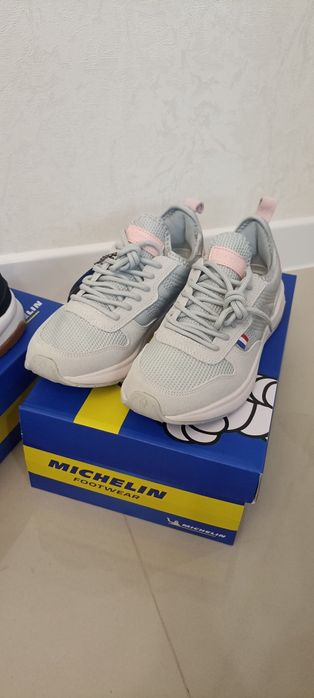 Кроссовки 36 и 37 размера