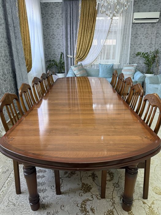 Стол со стульями для гостинной