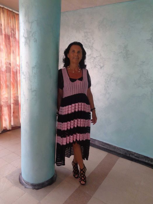 Vând rochie din fir de mătase croșetată manual .