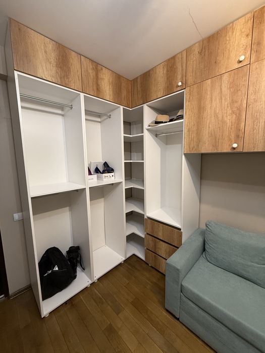 Dresing in forma de U in toata camera cu sau fara pat