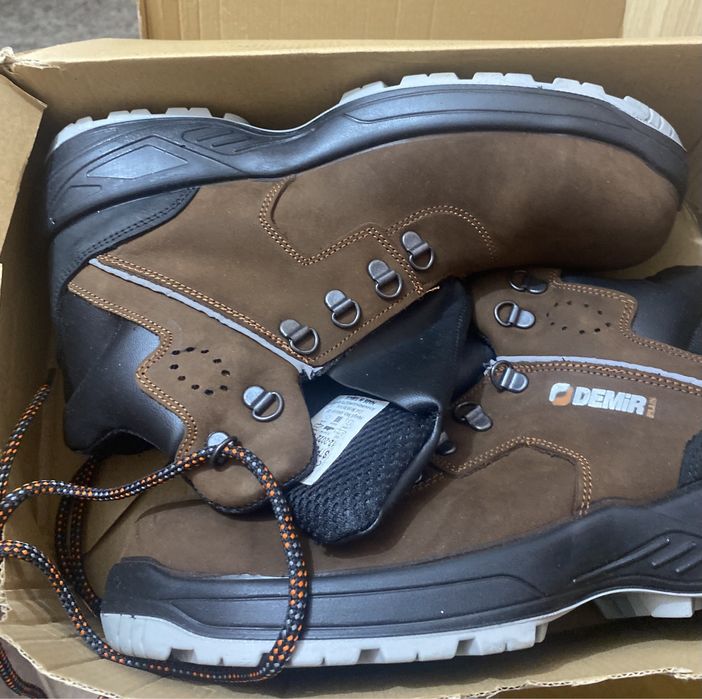 Продам спец обувь новый