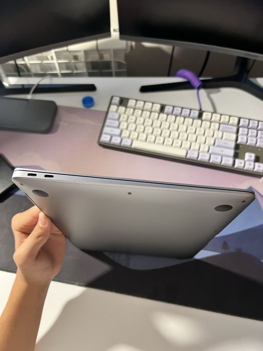Macbook air 13 intel i3 .идеальное состояние