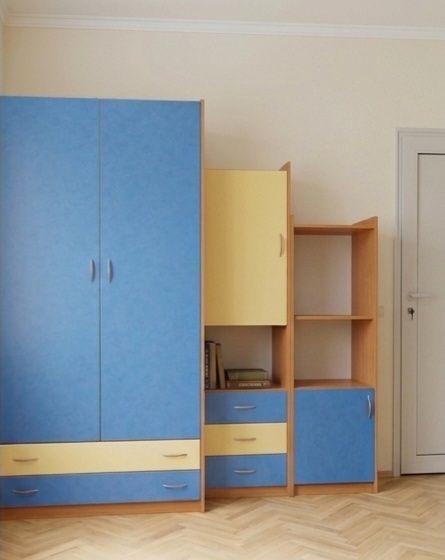 Практична детска/юношеска секция с гардероб – запазена