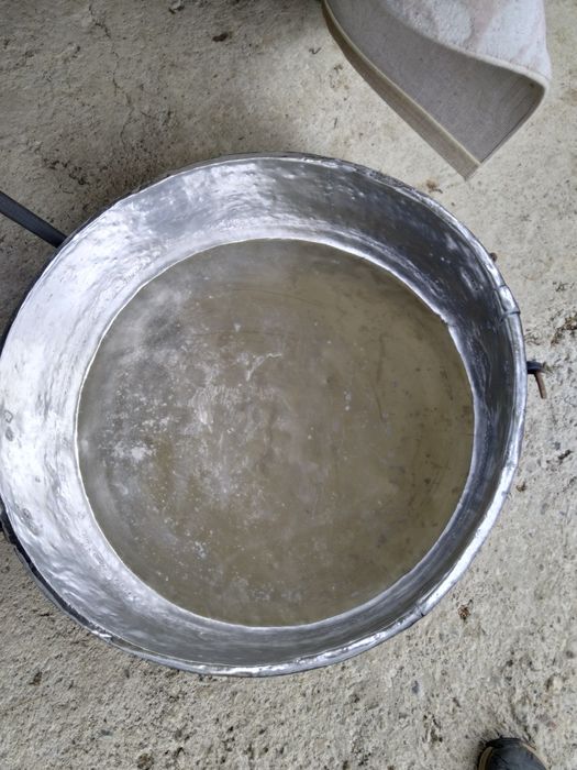 Продавам огромна медна бакърена тава за лютеница и петмез Антикварна