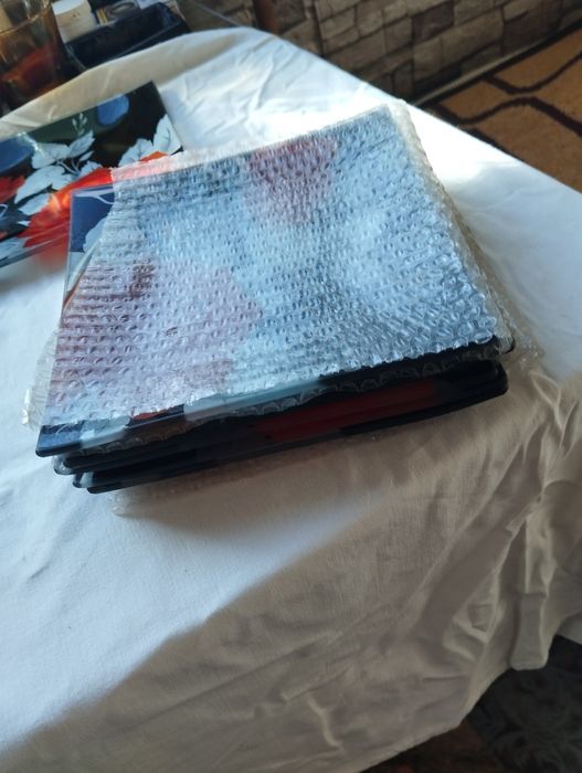 Продавам Китайски сервиз порцелан,оригинален.