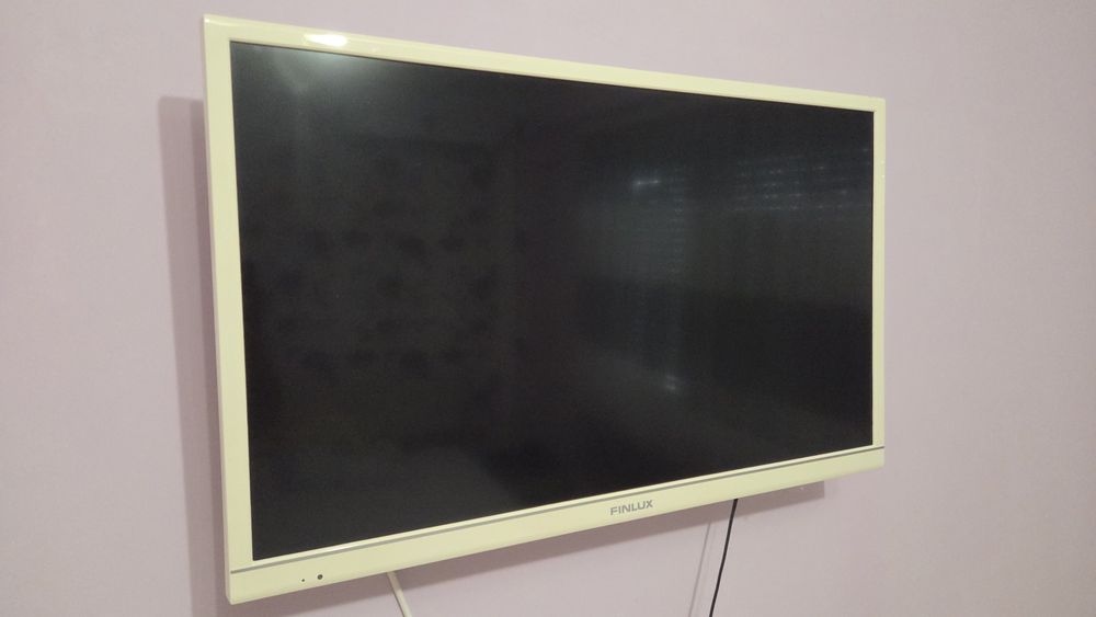 Телевизор  Finlux 32 инча Бял