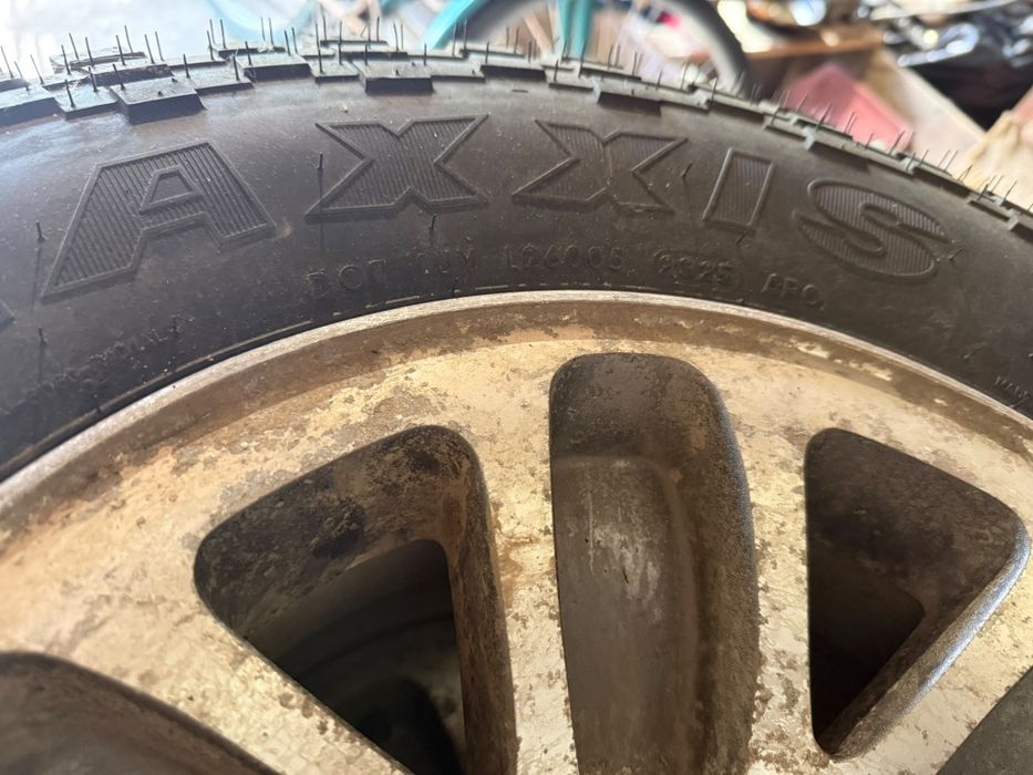Roti Toyota hilux  R15