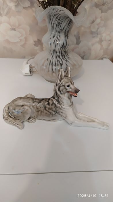 Продам статуэтку собака фарфоровая