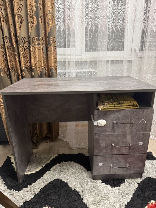 Продам стол новый