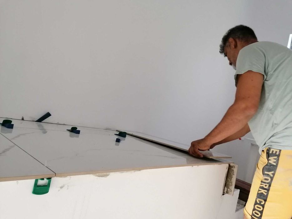mester faianta gresie jugrav rigipsar zidar instalator intretinere elrctrician montator usi..