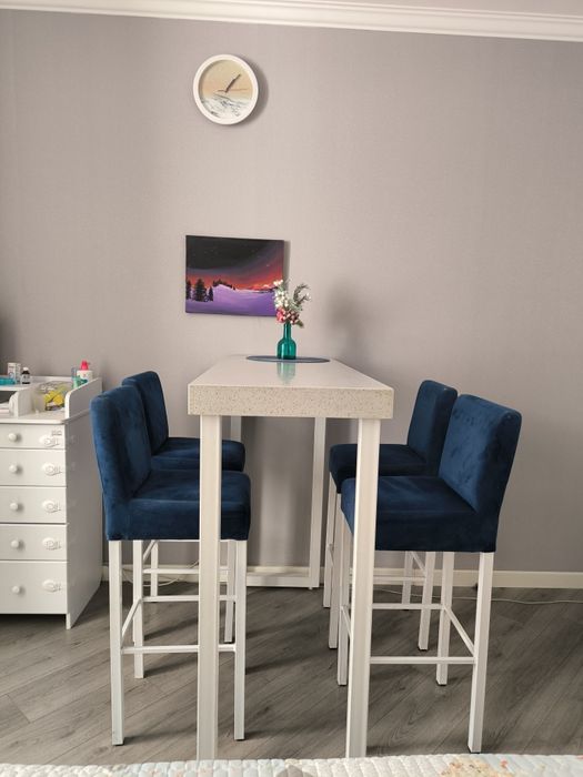 Барный стол и стулья