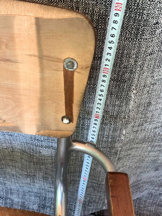 Стар стол Thonet S43 с подлакътници, проектиран от Март Щам.