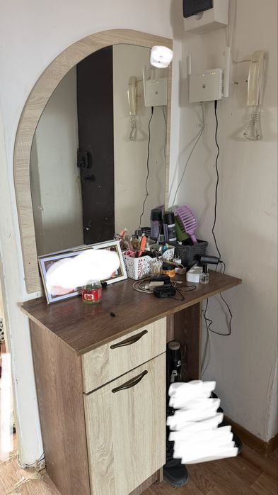 Продам дамский стол с зеркалом