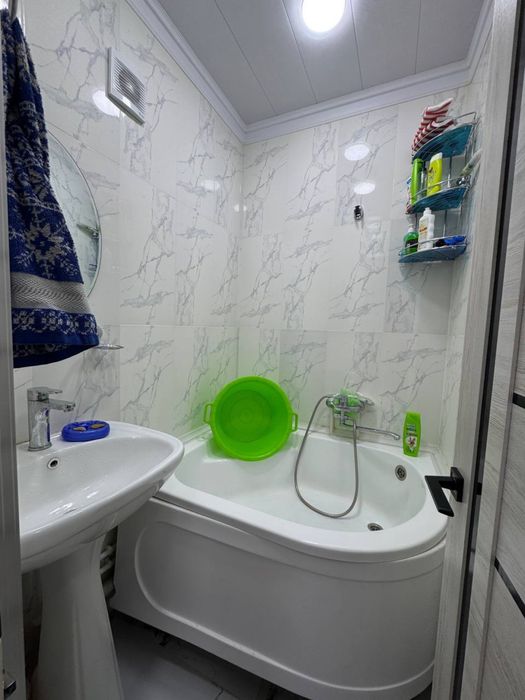 Срочно прадается 3/х ком квартира чирчик 8/ мек район базар с ремонтом