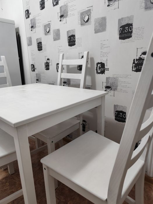 Кухонный стол и стулья