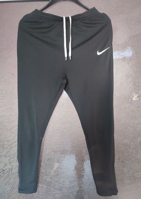 Камуфлажен анцунг nike sportswear tech fleece и шушлякови панталони ni