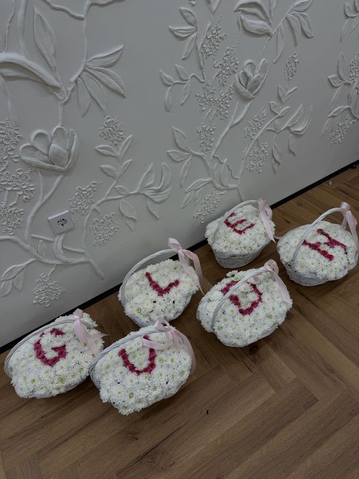 Корзина цветов с буквами