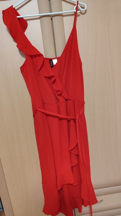 Асиметрична червена рокля H&M, тип прегърни ме
Носена броени пъти