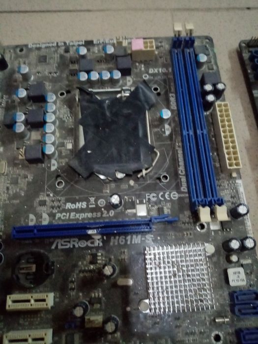Vand ce se vede 2 placi pc