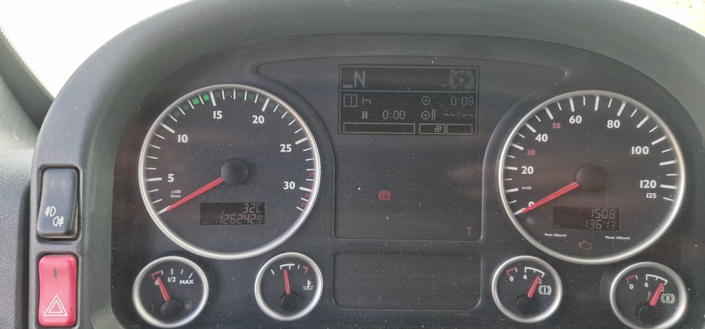 Camion basculabil cu macara