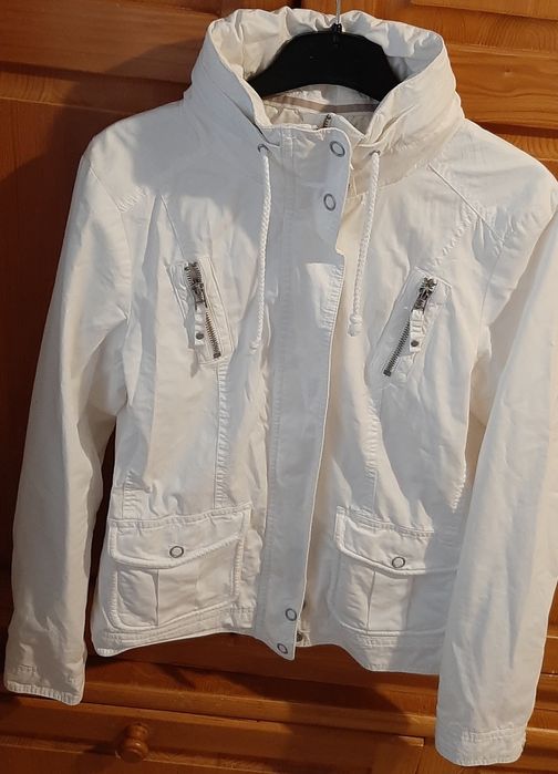 Geaca alba scurta cu gluga si buzunare marimea M 38/40 40 lei